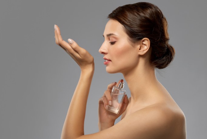 як довше зберегти аромат парфуму влітку